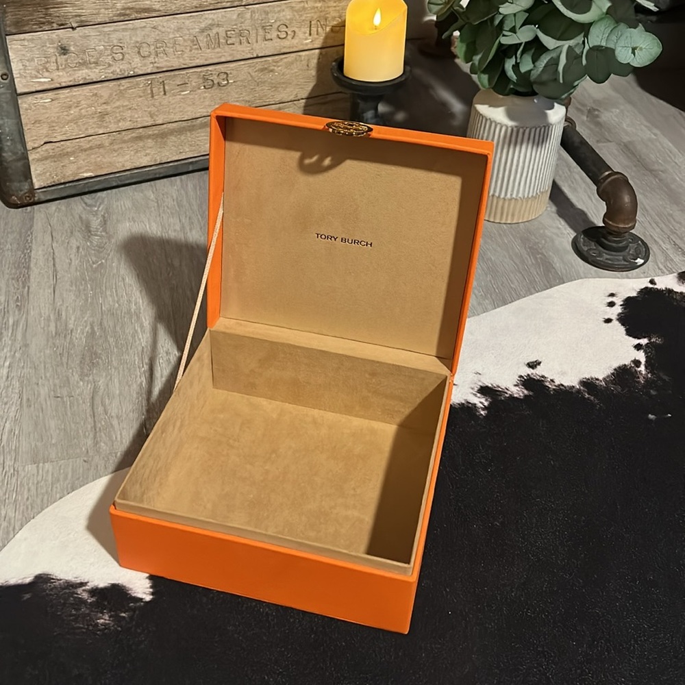 🧡✨Tory Burch Storage/Jewelry Signature Orange Box w/Gold Logo✨🧡 - Picture 4 of 9